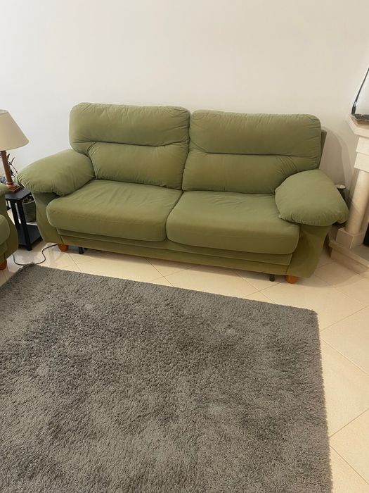Sofá cama com 3 lugares e sofá com 2 lugares em bom estado