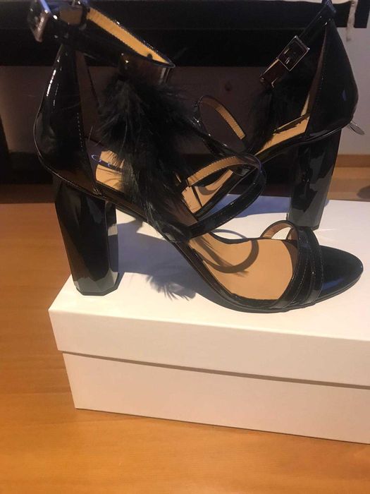 Sandálias Guava confortáveis e novas