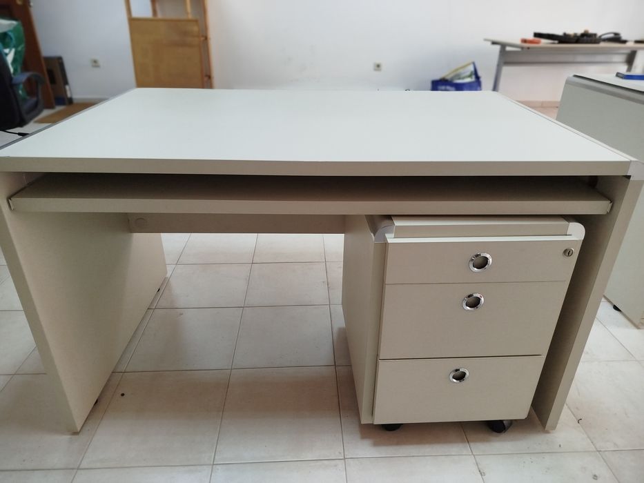 Vendo 2 secretárias e 1 mesa de escritório