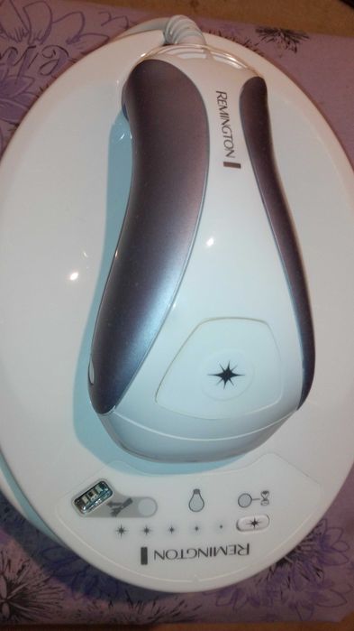 Фотоэпилятор Remington IPL6500 з насадками для лиця і тіла.