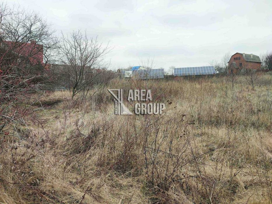 Продаж земельної ділянки під житлову забудову поблизу міста.