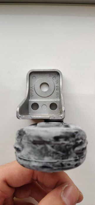 5Q0 253 144 AD Крепление глушителя