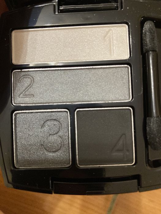 Тени Avon хорошего качества новые.