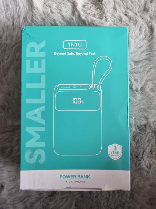 powerbank marki INIU z wbudowanym kablem/smyczą (model P51L-E2 / Carry / P51L).