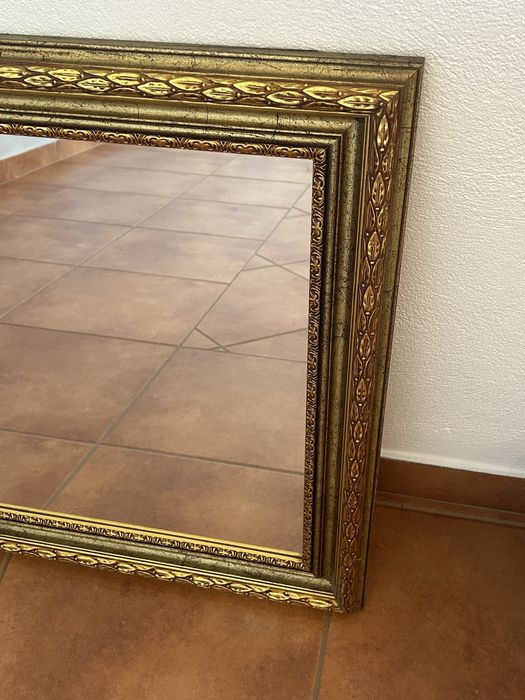 Espelho clássico detalhado