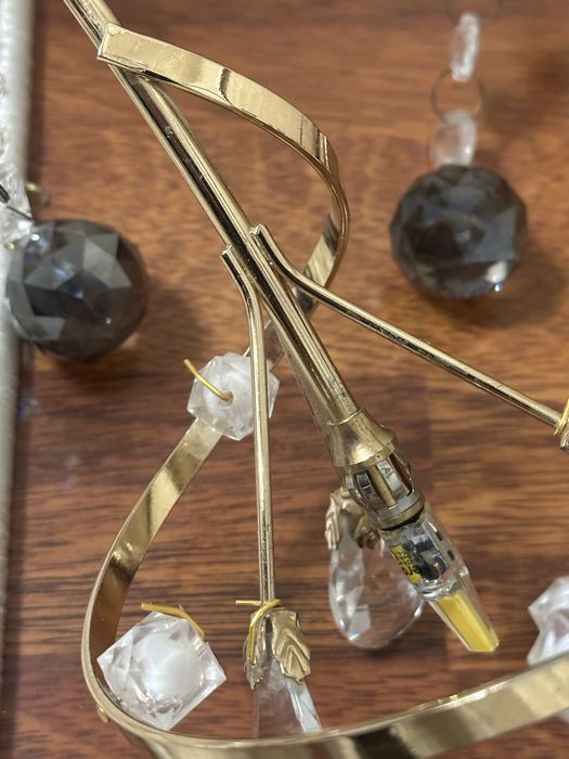 Продається люстра в золотому кольорі.