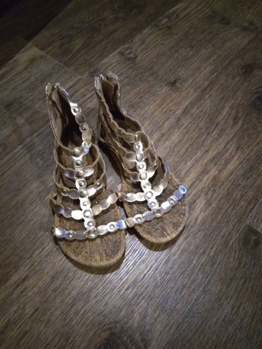 Сапожки  та босоніжки  для дівчинки