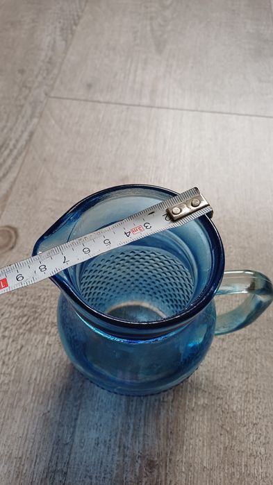 Niebieski dzbanek szklany