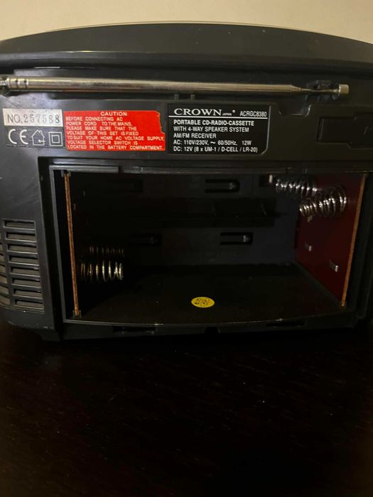 Rádio portátil CROWN com leitor de CD, cassete e rádio AM/FM.