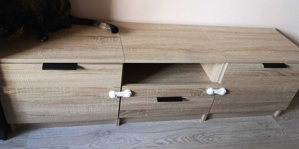 Móvel de TV em efeito madeira (carvalho claro).