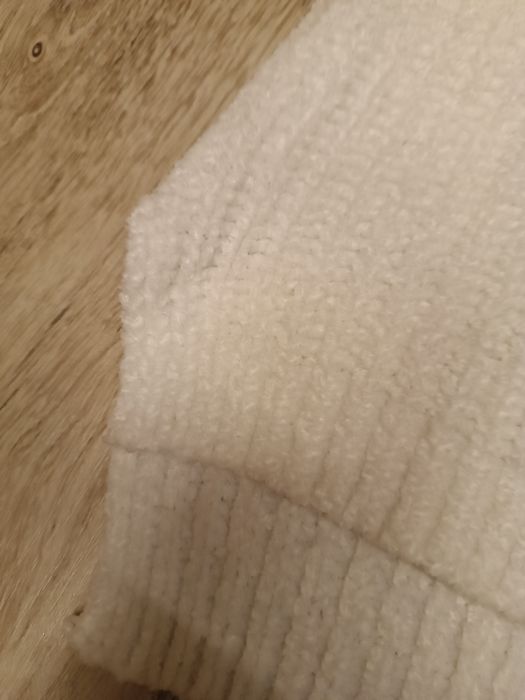 Biały sweter damski
