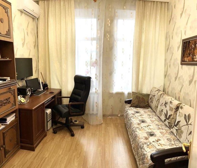 Продам 4-к.квартиру в центрі, капітальний ремонт, сталінка