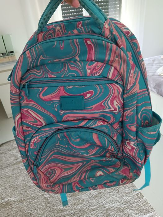Mochila escolar  para levar aos ombros.