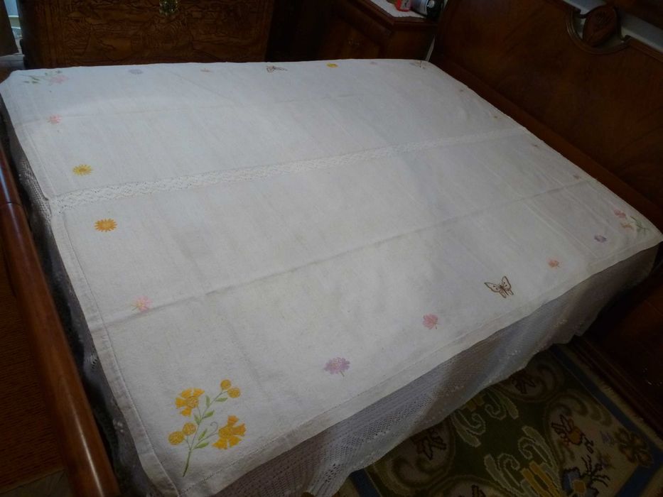 Toalha de mesa de linho antigo bordada á mão