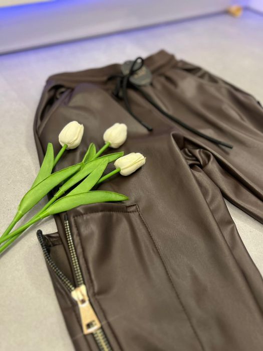 Spodnie joggery skóra – brązowe