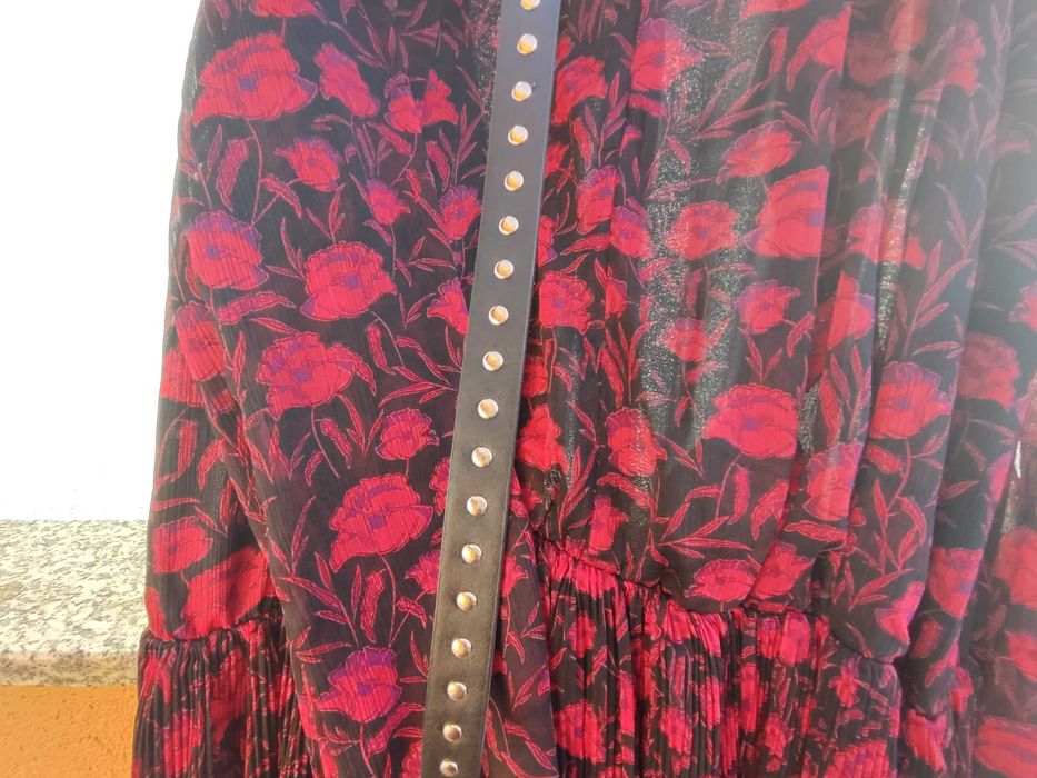 Vestido Guess com padrão preto e vermelho