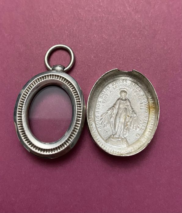 Maravilhoso relicário antigo medalha/pendente em prata contrastada