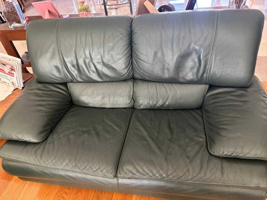 Conjunto sofás em pele (1 de 3 lugares + 1 de 2 lugares)