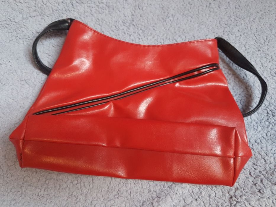 Czerwona damska torebka.