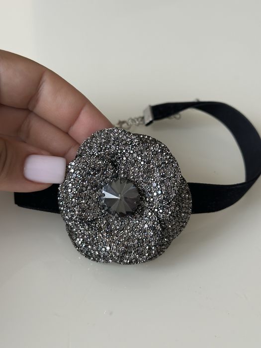 Роскошный чокер на шею с цветком усеянным камнями