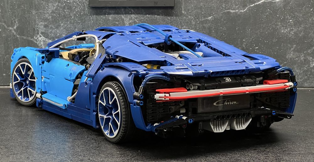 Конструктор LEGO Technic Bugatti Chiron Подарунок ЛЕГО Технік Бугатті