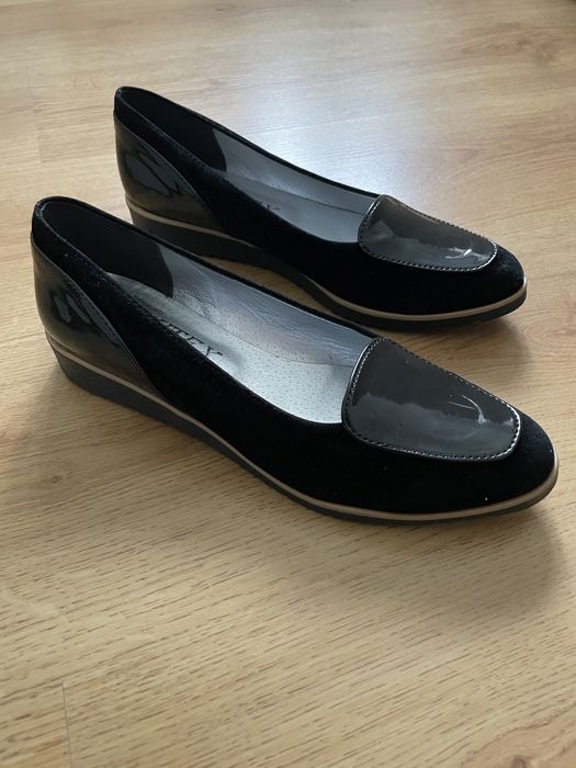 Czarne buty damskie lakierki zamszowe