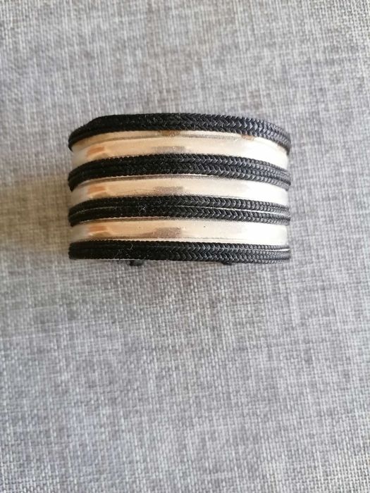 Pulseira metal e preto.