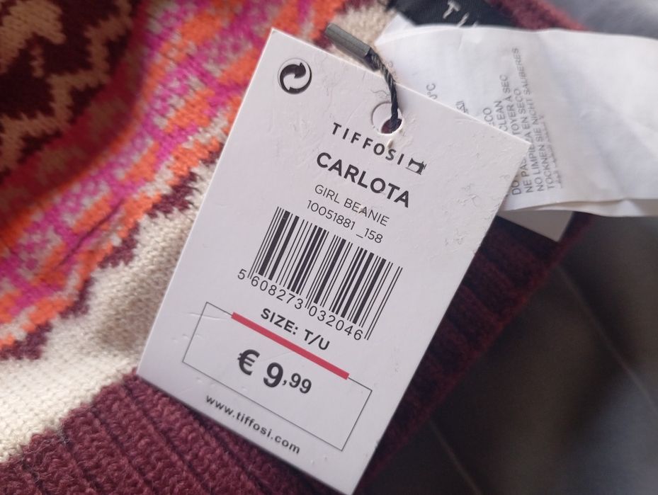 Tiffosi O novo gorro de lã tricotado para meninas.