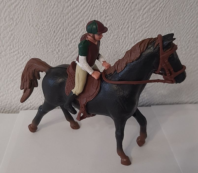 Игровой набор "Ветеринарный центр" с куклой, лошадкой и машинкой