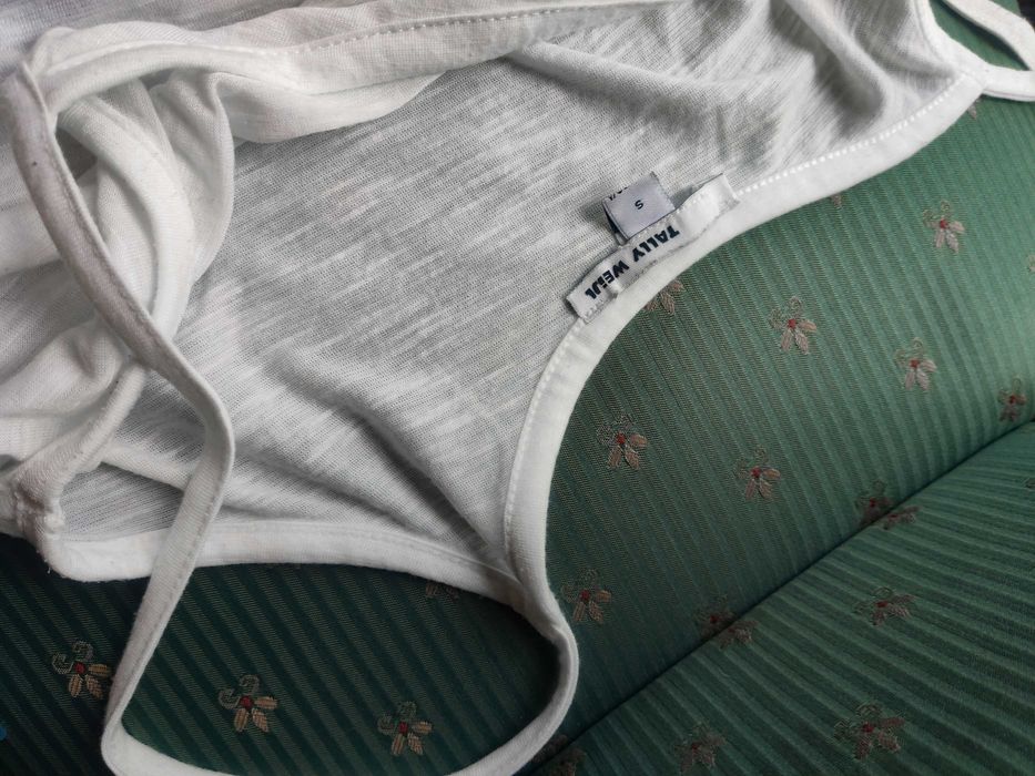 Biały podkoszulek luźny z koronkowym wykończeniem