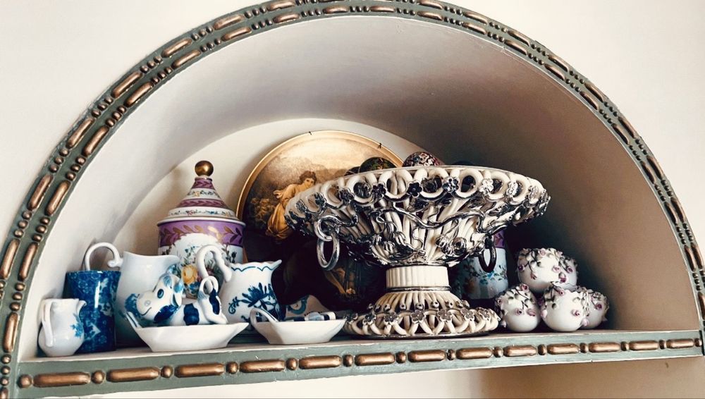 Jarras, porcelanas e bibelots decorativos de sala