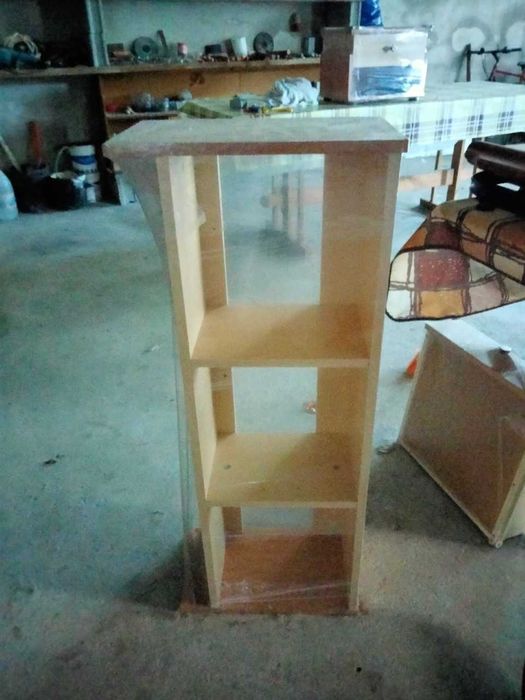 Mesinha cabeceira e uma estante quarto de crianca