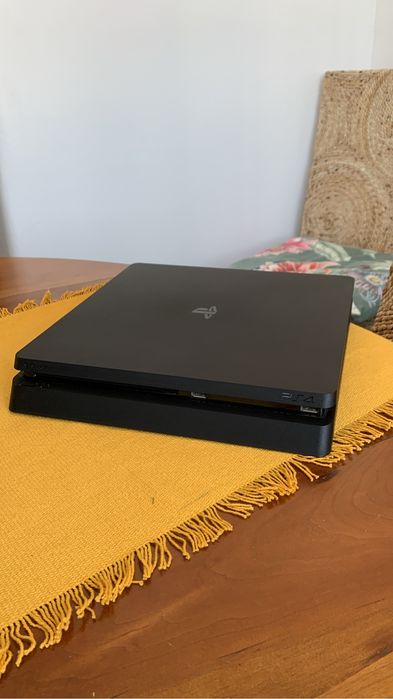 Playstation 4 500gb+ comando e cabos