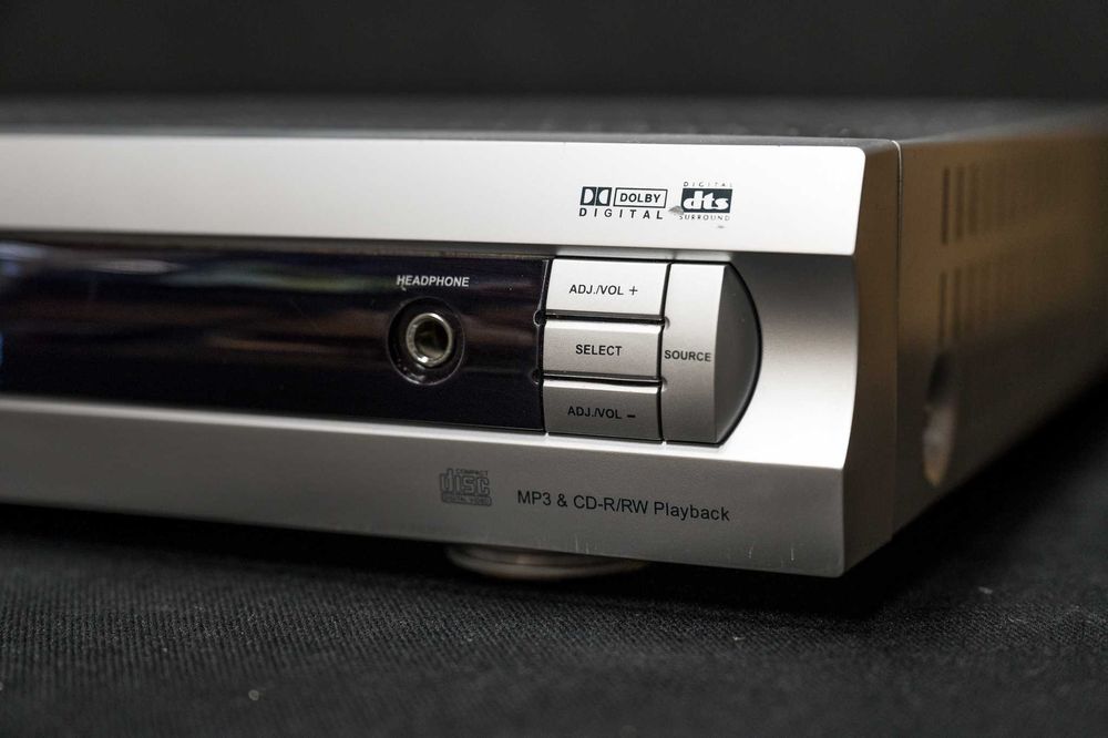 Odtwarzacz DVD wzmacniacz i tuner UNIVERSUM DVD-DR 3015