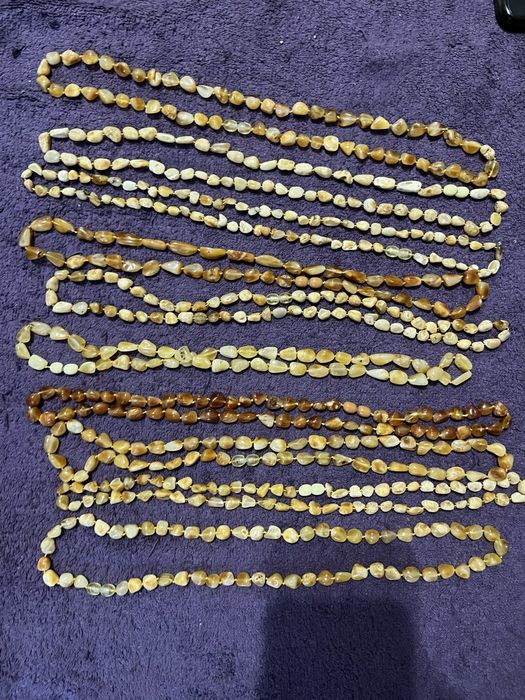 Буси з бурштину ,темні ,світлі