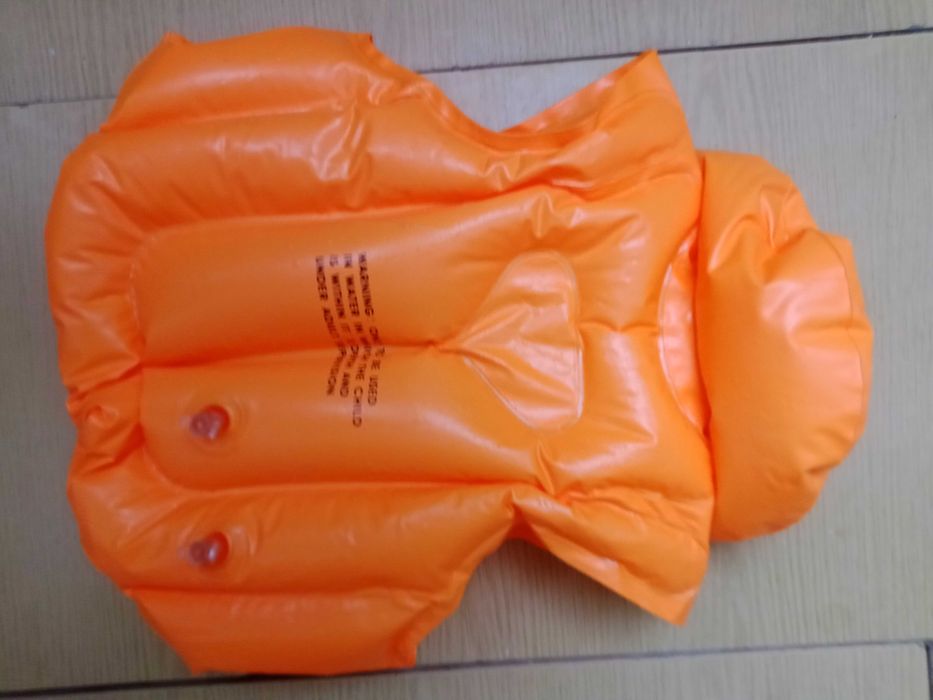 Страхувальний надувний жилет для дітей.