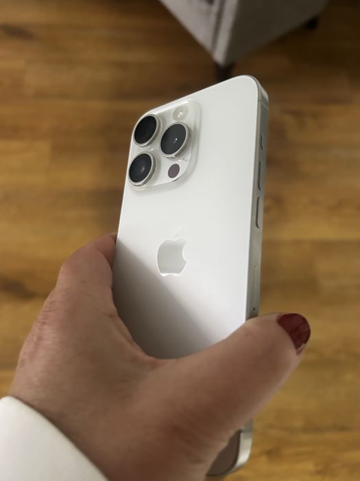 Iphone15 pro usado branco e prata em muito bom estado