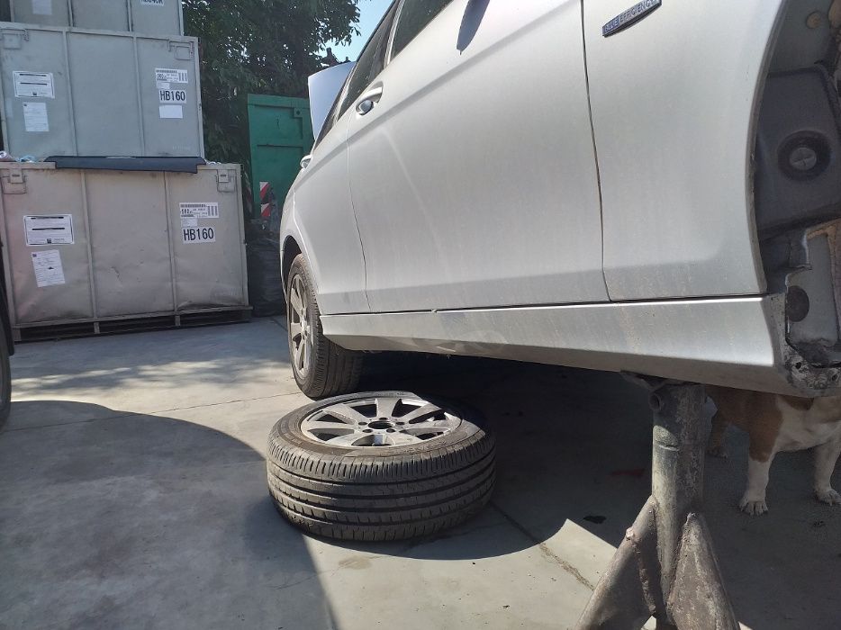 Mercedes W204 lift sedan 2.2 cdi 651 - próg listwa progowa prawa 775