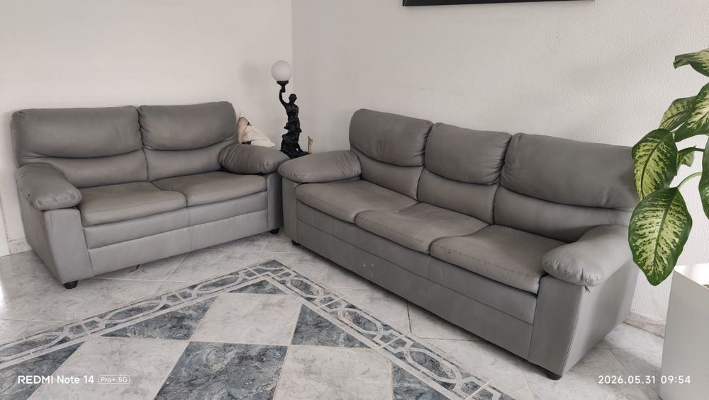 Conjunto de Dois Sofás em cor cinzento (2 lugares + 3lugares)