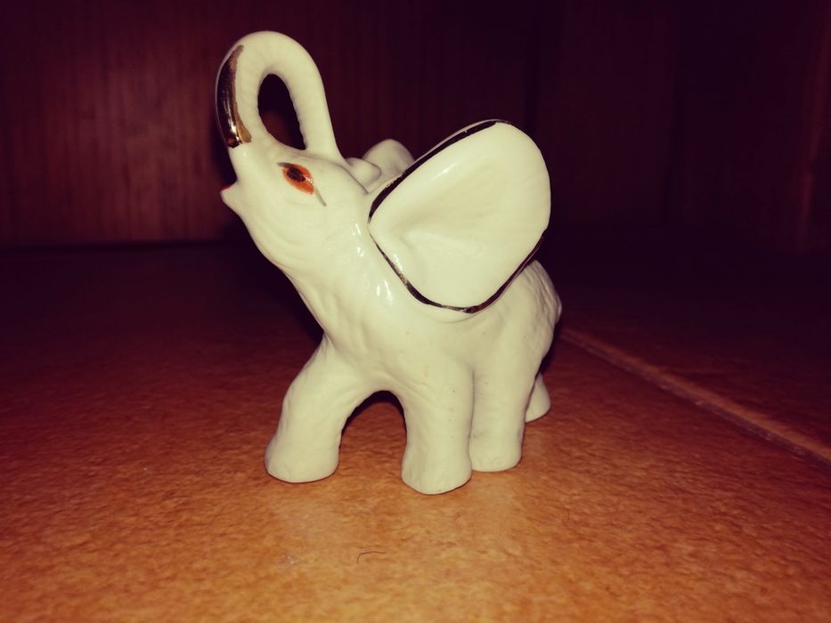 Bonecos / Figuras / Peças decorativas diversas em loiça, a partir de