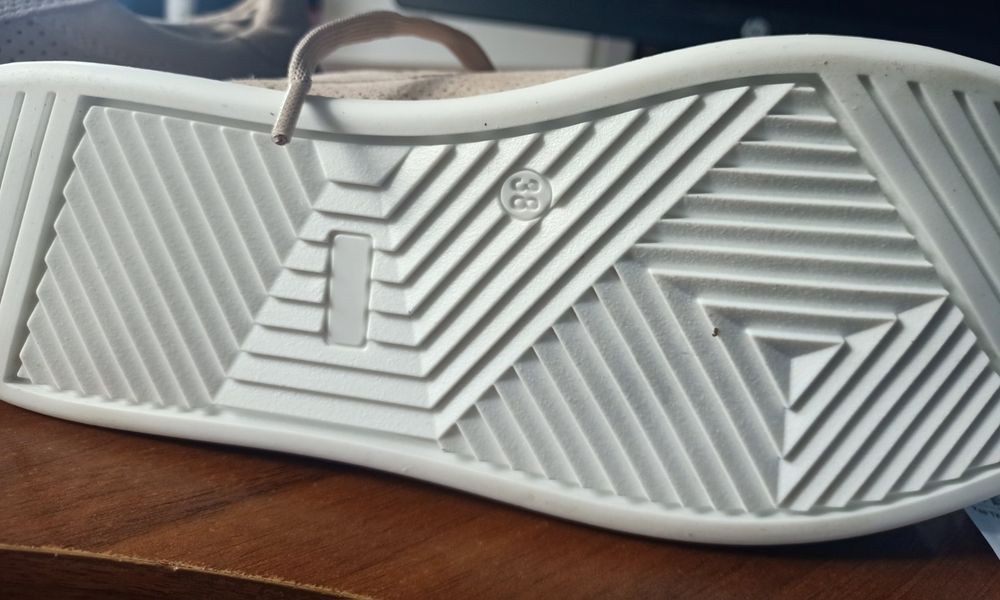 Нові кросівки,38 розмір,замш