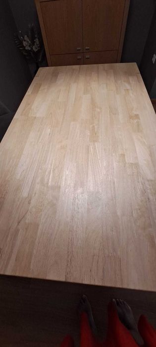 Mesa de jantar com pés em ferro