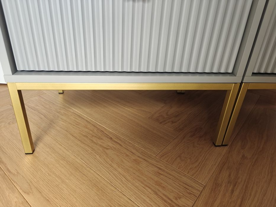 2 szafki nocne Vellore 54 cm szara z ryflowanym frontem i złotym stelażem