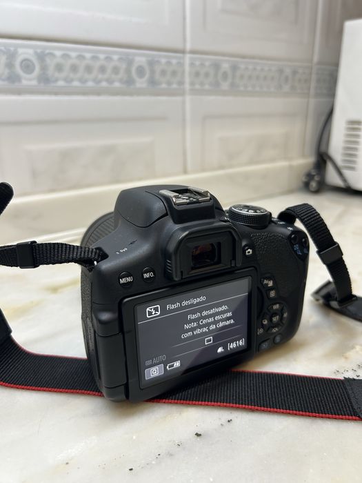 Máquina Canon EOS 750D com objetiva + Tripé