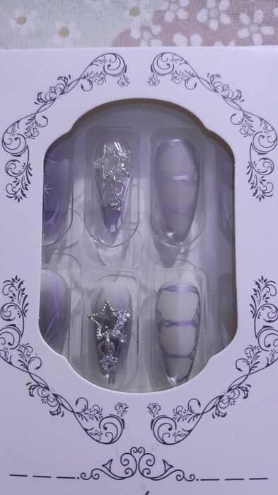 Нігті накладні .