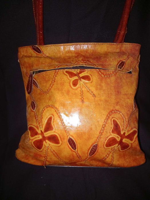 Bolsa de ombro vintage em couro bege incomum com borboletas