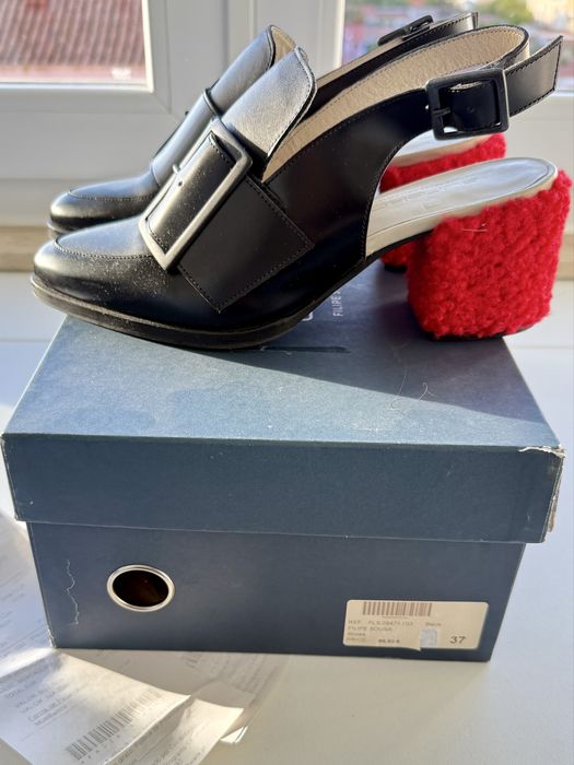 Sapatos abertos em pele da Eureka