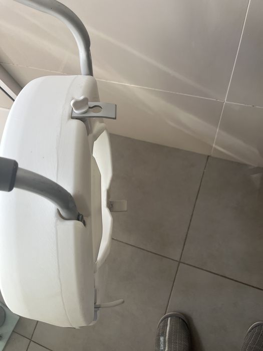 Elevador de Sanita com Apoio de Braços