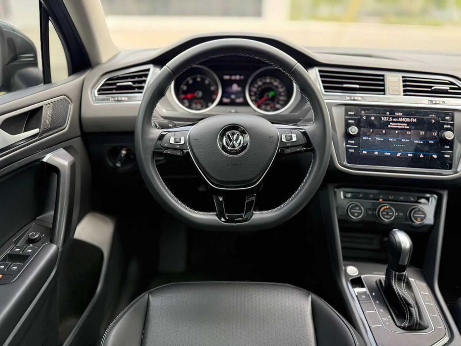 Volkswagen Tiguan      2021