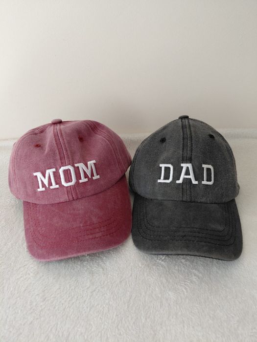 Czapeczki z napisem MOM i DAD